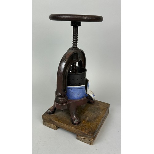 545 - A VINTAGE MECHANICAL JUICER, 

33cm H