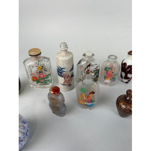 62 - A LARGE COLLECTION OF THIRTY CHINESE / ASIAN SNUFF BOTTLES (30), 

Tallest 10cm height.

Mostly 20th... 