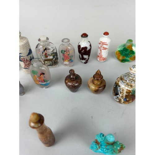 62 - A LARGE COLLECTION OF THIRTY CHINESE / ASIAN SNUFF BOTTLES (30), 

Tallest 10cm height.

Mostly 20th... 