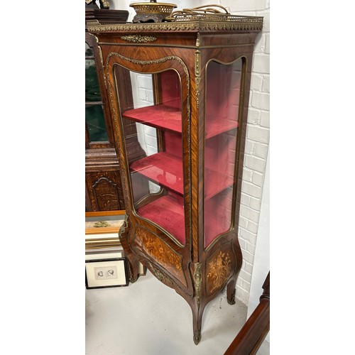 458 - A 19TH CENTURY FRENCH VITRINE CABINET WITH ORMOLU MOUNTS, MARQUETRY INLAY AMD VELVET LINED SHELVES, ... 