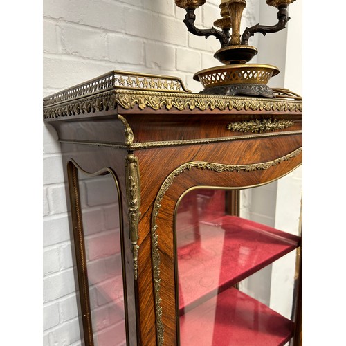 458 - A 19TH CENTURY FRENCH VITRINE CABINET WITH ORMOLU MOUNTS, MARQUETRY INLAY AMD VELVET LINED SHELVES, ... 