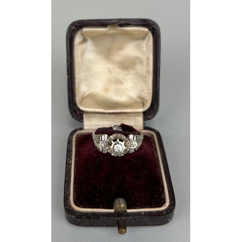 192 - A PLATINUM AND DIAMOND RING, 

Weight: 3.6gms