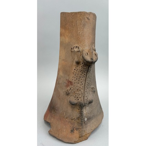 116 - A LARGE PRE COLUMBIAN TERRACOTTA LIZARD VASE, 

From Costa Rica / Panama. 

33cm x 19cm 

Circa 800-... 