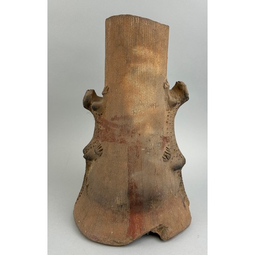 116 - A LARGE PRE COLUMBIAN TERRACOTTA LIZARD VASE, 

From Costa Rica / Panama. 

33cm x 19cm 

Circa 800-... 