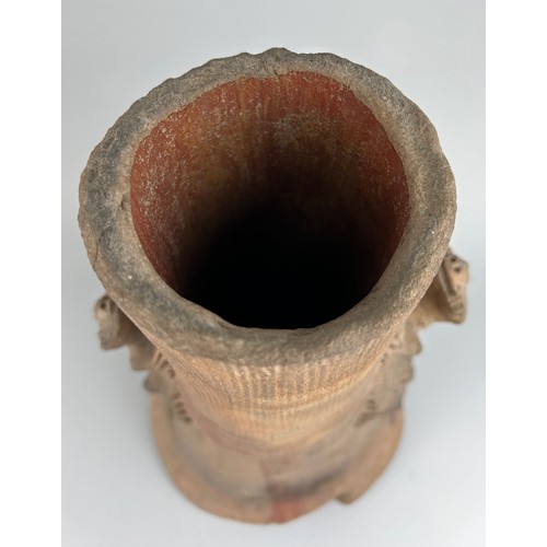 116 - A LARGE PRE COLUMBIAN TERRACOTTA LIZARD VASE, 

From Costa Rica / Panama. 

33cm x 19cm 

Circa 800-... 