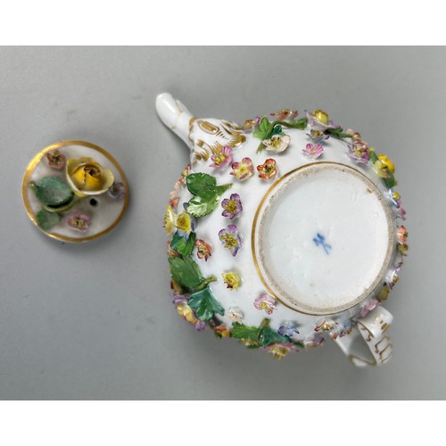 32 - A 19TH CENTURY MEISSEN TEA POT AND COVER, 

16cm x 9cm 

Repair to spout