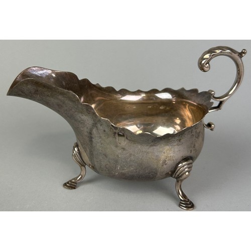 127 - A SILVER GRAVY BOAT, BIRMINGHAM, 

Weight: 132gms