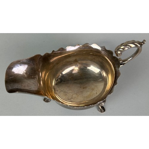 127 - A SILVER GRAVY BOAT, BIRMINGHAM, 

Weight: 132gms