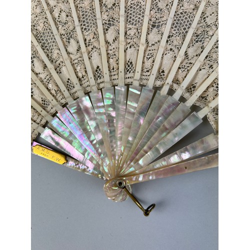 41 - A COLLECTION OF MOTHER OF PEARL ITEMS TO INCLUDE TWO FANS, CHINESE PLAQUES, SHELLS (QTY)