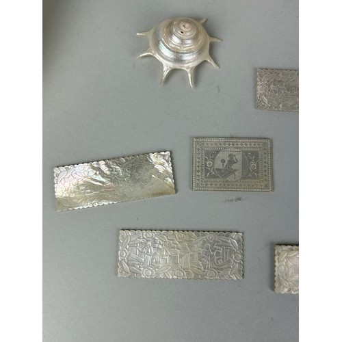 41 - A COLLECTION OF MOTHER OF PEARL ITEMS TO INCLUDE TWO FANS, CHINESE PLAQUES, SHELLS (QTY)