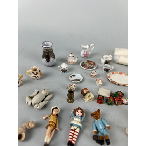 424 - A SMALL COLLECTION OF DOLLS HOUSE FURNITURE (QTY)