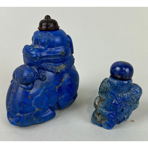 57 - A COLLECTION TWENTY CHINESE SNUFF BOTTLES TO INCLUDE LAPIS LAZULI, JADE, BEIJING GLASS, AGATE, LABRA... 