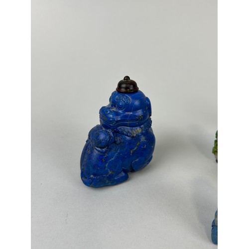 57 - A COLLECTION TWENTY CHINESE SNUFF BOTTLES TO INCLUDE LAPIS LAZULI, JADE, BEIJING GLASS, AGATE, LABRA... 