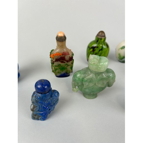 57 - A COLLECTION TWENTY CHINESE SNUFF BOTTLES TO INCLUDE LAPIS LAZULI, JADE, BEIJING GLASS, AGATE, LABRA... 