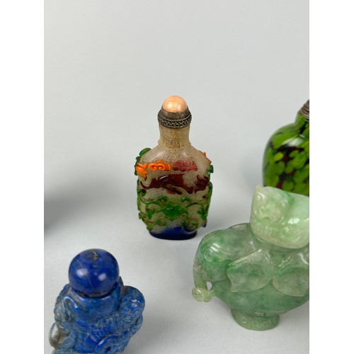 57 - A COLLECTION TWENTY CHINESE SNUFF BOTTLES TO INCLUDE LAPIS LAZULI, JADE, BEIJING GLASS, AGATE, LABRA... 