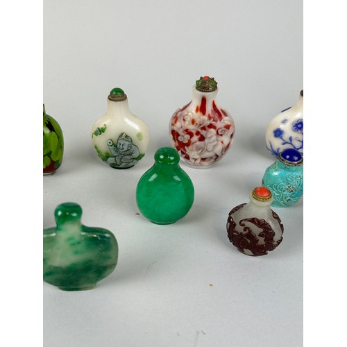 57 - A COLLECTION TWENTY CHINESE SNUFF BOTTLES TO INCLUDE LAPIS LAZULI, JADE, BEIJING GLASS, AGATE, LABRA... 