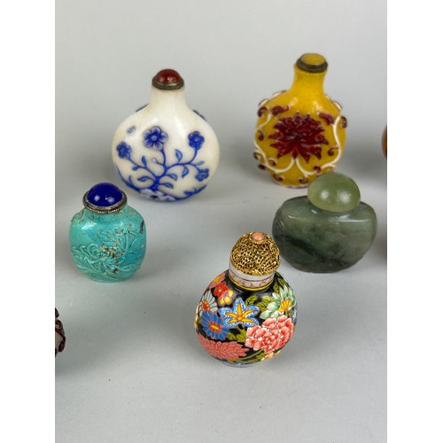 57 - A COLLECTION TWENTY CHINESE SNUFF BOTTLES TO INCLUDE LAPIS LAZULI, JADE, BEIJING GLASS, AGATE, LABRA... 