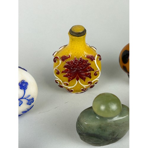 57 - A COLLECTION TWENTY CHINESE SNUFF BOTTLES TO INCLUDE LAPIS LAZULI, JADE, BEIJING GLASS, AGATE, LABRA... 