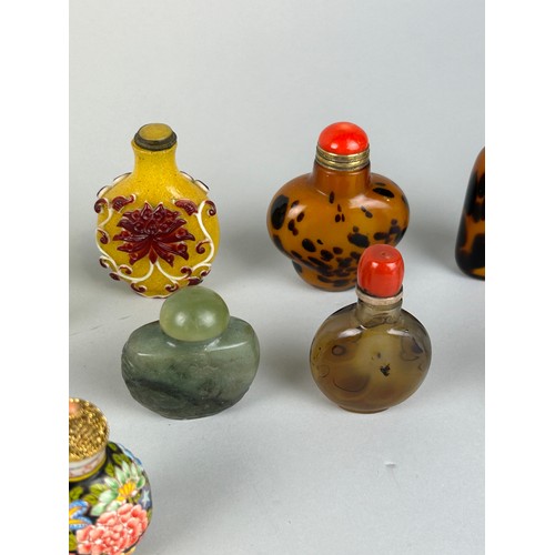 57 - A COLLECTION TWENTY CHINESE SNUFF BOTTLES TO INCLUDE LAPIS LAZULI, JADE, BEIJING GLASS, AGATE, LABRA... 