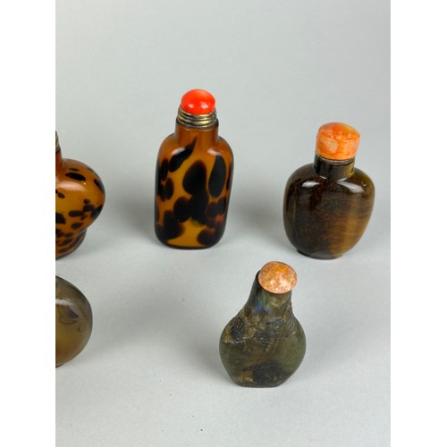 57 - A COLLECTION TWENTY CHINESE SNUFF BOTTLES TO INCLUDE LAPIS LAZULI, JADE, BEIJING GLASS, AGATE, LABRA... 