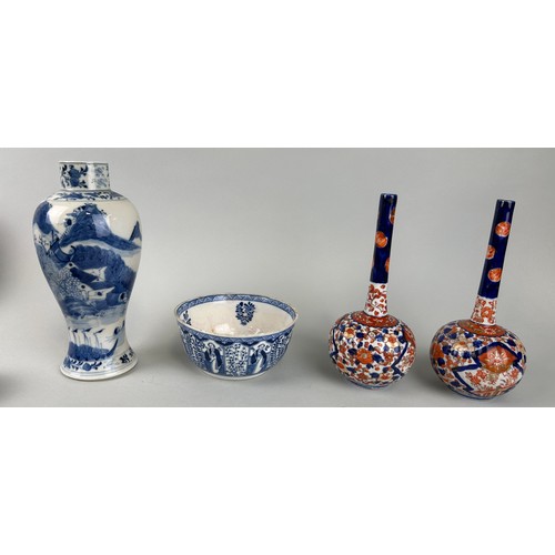 78 - A CHINESE BLUE AND WHITE VASE ALONG WITH A BOWL AND TWO JAPANESE IMARI SPILL VASES (4), 

Tallest 24... 