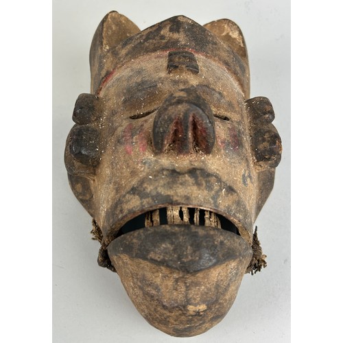 194 - A WOODEN TRIBAL MASK, 

25cm x 18cm