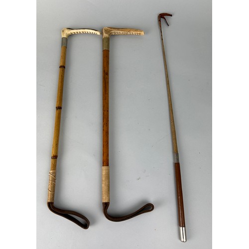 212 - A PAIR OF RIDING CROPS WITH HORN HANDLES ALONG WITH A WHIP, 

Longest 59cm L