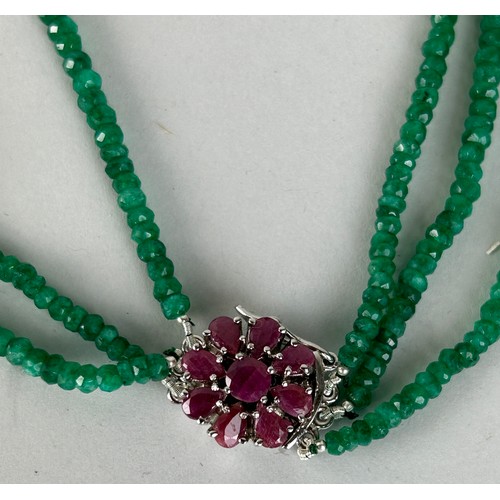 225 - A SILVER NECKLACE WITH RED STONES AND GREEN STONES,