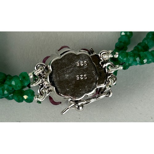 225 - A SILVER NECKLACE WITH RED STONES AND GREEN STONES,