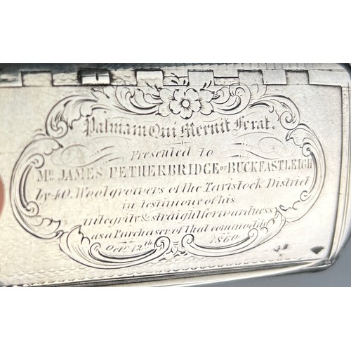 135 - A COLLECTION OF SILVER ITEMS TO INCLUDE A GEORGIAN VESTA CASE, SNUFF BOX, COMPACT, PURSE, WATCH AND ... 