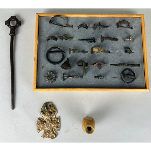 189 - A COLLECTION OF ANCIENT ROMAN, BYZANTINE AND POSSIBLY CELTIC BROOCHES, PINS, RINGS AND OTHER ITEMS (... 