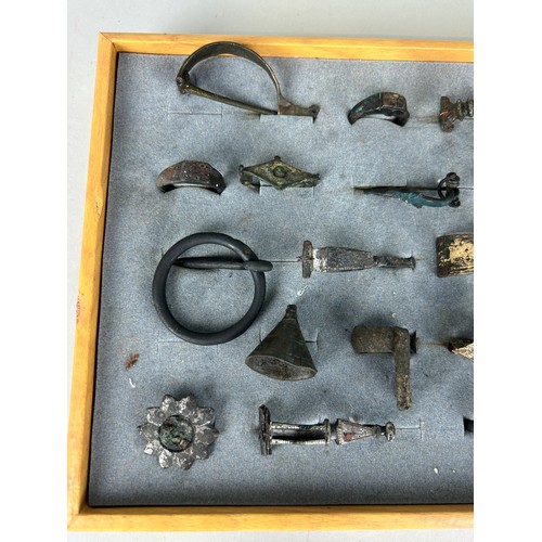 189 - A COLLECTION OF ANCIENT ROMAN, BYZANTINE AND POSSIBLY CELTIC BROOCHES, PINS, RINGS AND OTHER ITEMS (... 