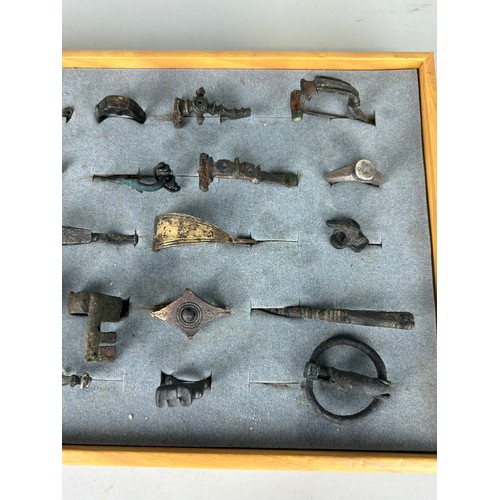 189 - A COLLECTION OF ANCIENT ROMAN, BYZANTINE AND POSSIBLY CELTIC BROOCHES, PINS, RINGS AND OTHER ITEMS (... 