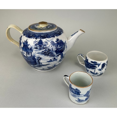 71 - A CHINESE BLUE AND WHITE TEA POT WITH TWO CUPS (3), 

Tea pot 25cm x 15cm