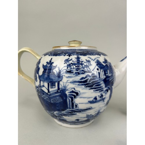 71 - A CHINESE BLUE AND WHITE TEA POT WITH TWO CUPS (3), 

Tea pot 25cm x 15cm