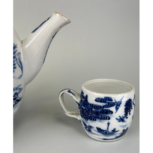 71 - A CHINESE BLUE AND WHITE TEA POT WITH TWO CUPS (3), 

Tea pot 25cm x 15cm