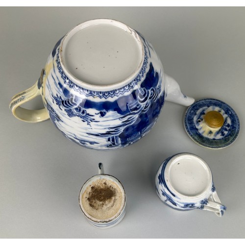 71 - A CHINESE BLUE AND WHITE TEA POT WITH TWO CUPS (3), 

Tea pot 25cm x 15cm