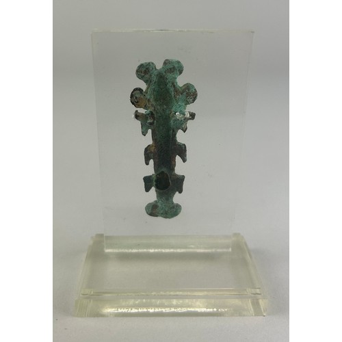 109 - A PRE-COLUMBIAN TUMBAGA ABSTRACT OBJECT WITH HOOKS, 

From Costa Rica/Panama, Veraguas-Greater Chiri... 