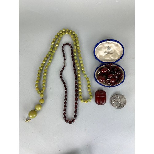 153 - A CHERRY AMBER NECKLACE ALONG WITH LOOSE CHERRY AMBER BEADS, A GREEN BAKELITE NECKLACE AND A CARNELI... 