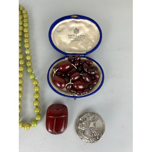 153 - A CHERRY AMBER NECKLACE ALONG WITH LOOSE CHERRY AMBER BEADS, A GREEN BAKELITE NECKLACE AND A CARNELI... 