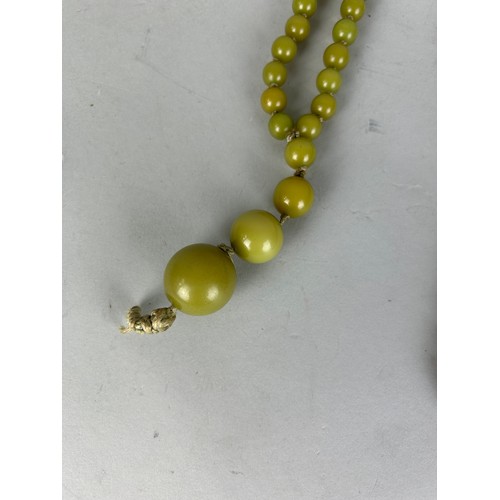 153 - A CHERRY AMBER NECKLACE ALONG WITH LOOSE CHERRY AMBER BEADS, A GREEN BAKELITE NECKLACE AND A CARNELI... 