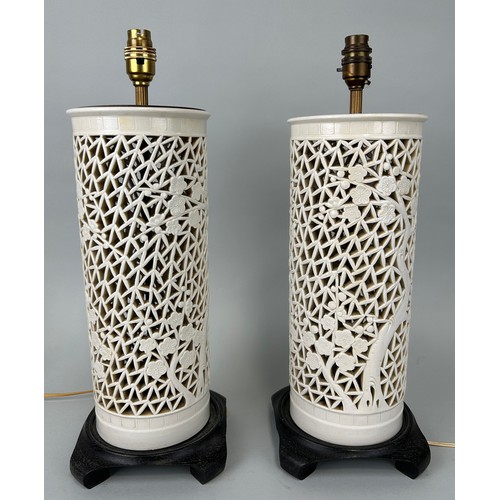 192 - A PAIR OF CHINESE BLANC DE CHINE TABLE LAMPS, 

35cm H

Mounted on wooden stands.