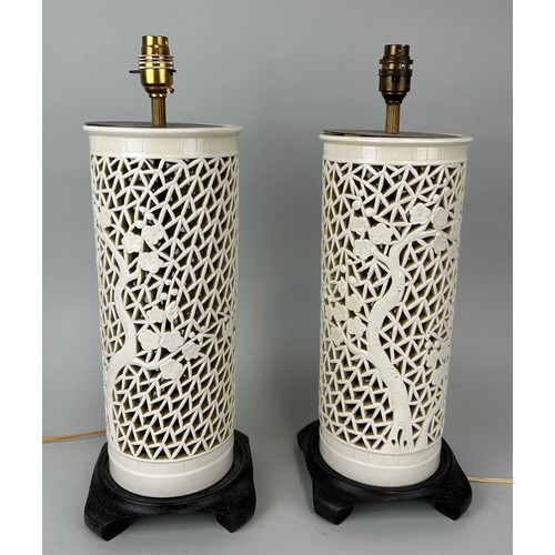 192 - A PAIR OF CHINESE BLANC DE CHINE TABLE LAMPS, 

35cm H

Mounted on wooden stands.