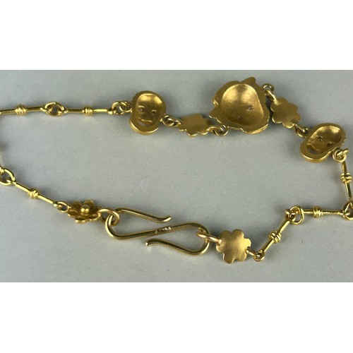 175 - AN 18CT LADIES BRACELET IN THE MANNER OF GIANNI VERSACE,

Weight: 7.2gms