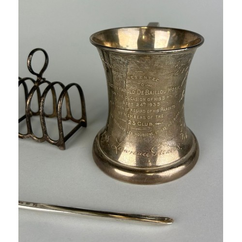 148 - A GROUP OF SILVER,

Weight: 448gms 

To include a cup, two toast racks and a scoop.