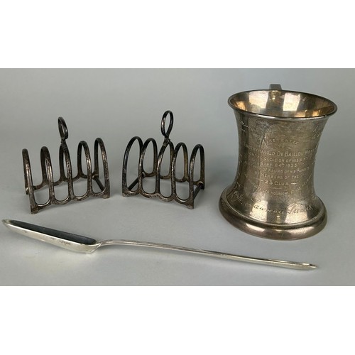 148 - A GROUP OF SILVER,

Weight: 448gms 

To include a cup, two toast racks and a scoop.