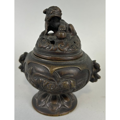 202 - A JAPANESE BRONZE INCENSE BURNER WITH FOO DOG HANDLE, 

11cm x 10cm