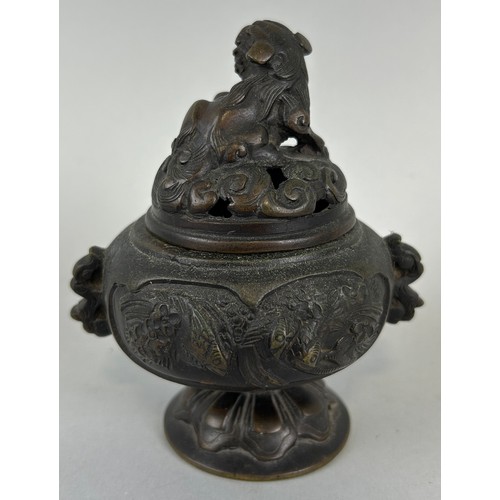 202 - A JAPANESE BRONZE INCENSE BURNER WITH FOO DOG HANDLE, 

11cm x 10cm