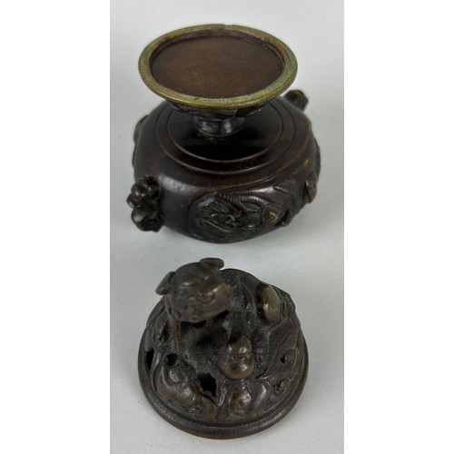 202 - A JAPANESE BRONZE INCENSE BURNER WITH FOO DOG HANDLE, 

11cm x 10cm