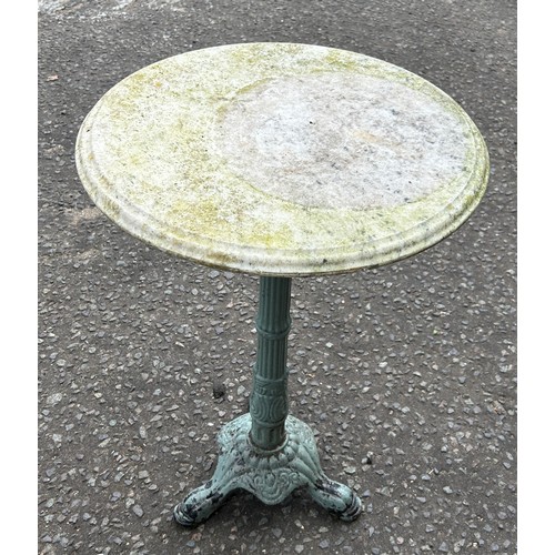 129 - AN IRON GREEN PAINTED GARDEN TABLE WITH CIRCULAR MARBLE TOP, 

70cm x 50cm